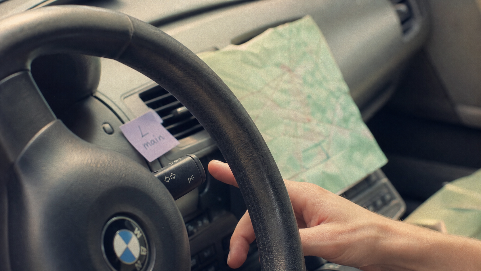 Confondre droite et gauche au volant : un clignotant gauche et une main