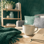 Le vert se marie avec quelle couleur : salon scandinave émeraude, sauge et kaki