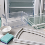 Nettoyer frigo au vinaigre blanc : chiffon et bacs en verre propres