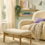 Coin lecture zen : fauteuil beige, lumière douce, plaid en lin