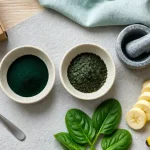 Photo d’algues compléments alimentaires : spiruline en poudre et chlorella